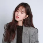 흰색을 배경으로 회색 자켓을 입고 서 있는 배우 박보영