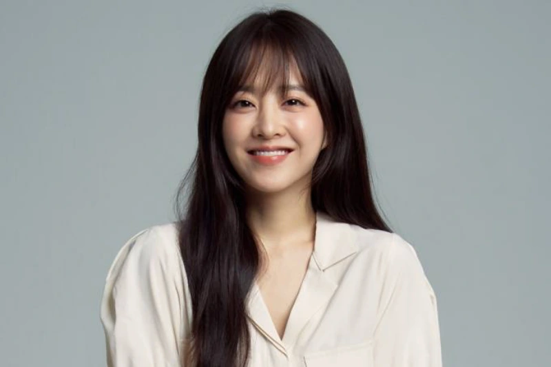회색을 배경으로 흰 상의와 긴 갈색 머리를 하고 있는 배우 박보영
