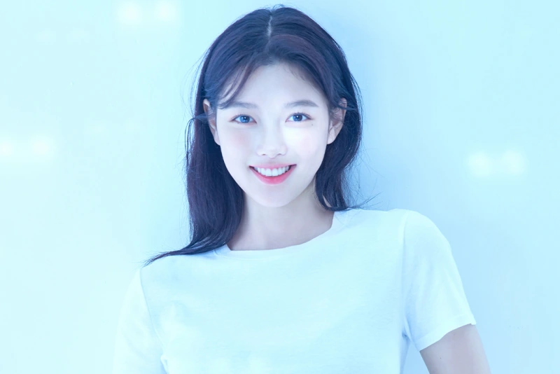 흰 반팔티를 입고 있는 김유정 프로필