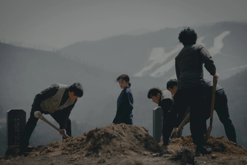넷플릭스 드라마 선산에서 묘를 묻고 있는 사람들과 김현주