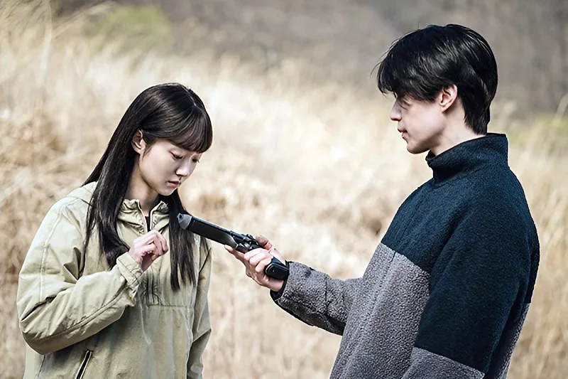 갈대밭에서 총을 들고 있는 이동욱과 김혜준